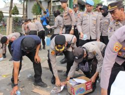 Mahasiswa Selesai Unjuk Rasa, Polres Probolinggo Langsung Bersihkan Lokasi